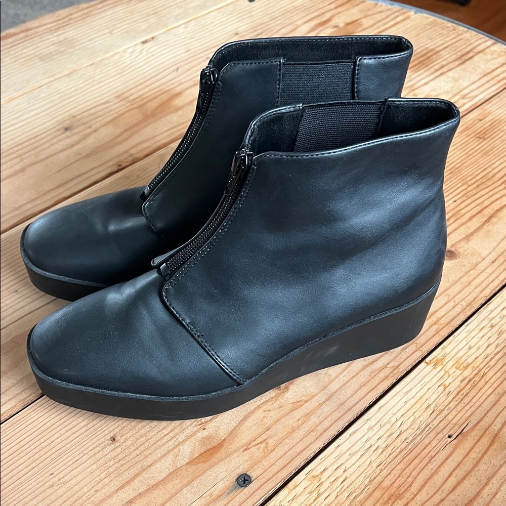 AEROSOLES Black Front-Zip Wedge Ankle Booties